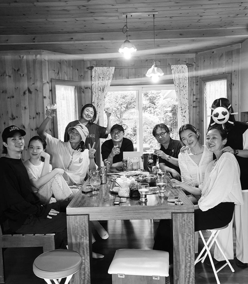 mcw_universal's tweet photo. Flower of Evil 3rd Year Anniversary Reunion
😍❤️🫰😘🫶
I’m so happy seeing them reunited again! 
#MoonChaeWon
#LeeJoonGi
#FlowerOfEvil
#FlowerofEvil3rdAnniversary https://t.co/omSXoe3xjq