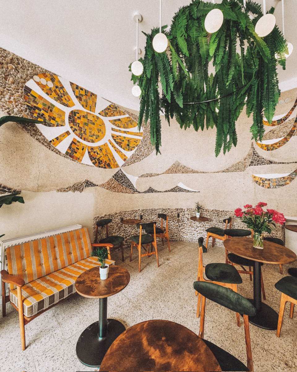 Nowa atrakcja dla fanów architektury 🥹 W Warszawie od tego weekendu można podziwiać unikatowe, modernistyczne wnętrze z mozaikami z lat 60-tych zeszłego wieku 😯 Musiałem zobaczyć!

Od wielu lat lokal stał pusty, teraz otworzyła się tam lodziarnia.
📍Puławska 51, Mokotów

[1/4]