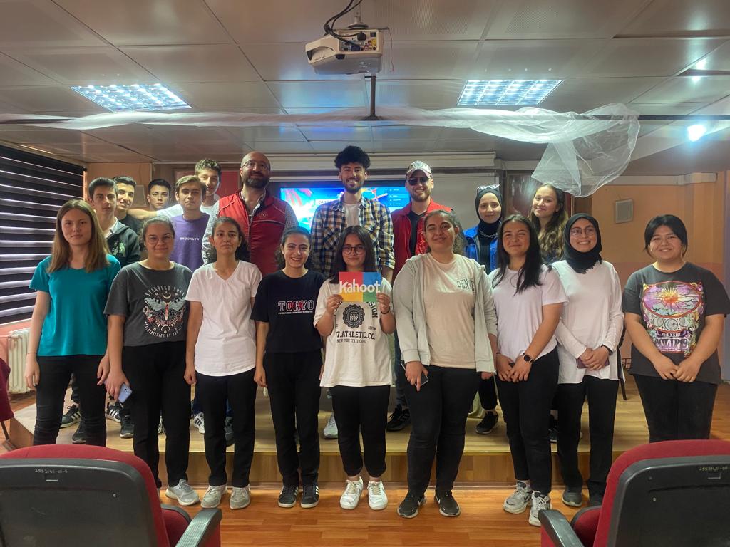GSB_NazilliGM's tweet photo. Eğlenceli, bir o kadar da eğitici KAHOOT Bilgi yarışmalarımızı Bozdoğan ilçemizdeki okullarımızda uyguladık 👍
#merkezimdesenvarsın https://t.co/f9B5TtRN7V
