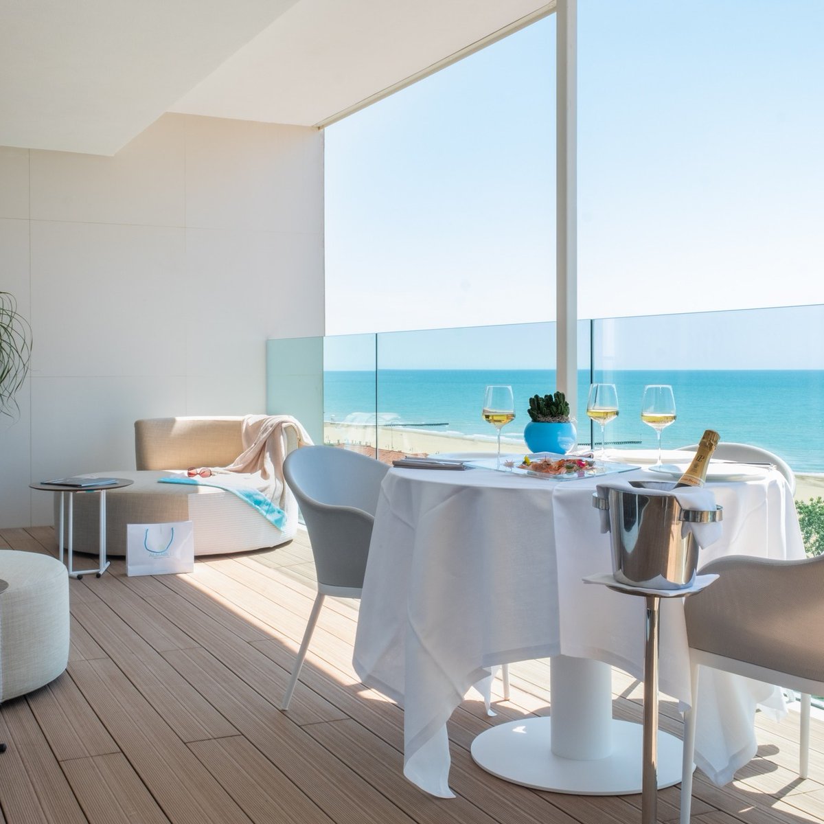 leadingspa's tweet photo. 🌴Genieße ein nie zuvor erlebtes Gefühl der Freiheit im Almar Resort &amp; Spa👉https://t.co/mY4rrxXQg4
📷: @AlmarJesolo 
#leadingspa #leadingsparesorts #almarjesolo #almarresort #luxuryhotel #hotel #resort #hotelammeer #urlaubammeer #sommerurlaub #sommerammeer #meer #pool https://t.co/NDKKyUli5O