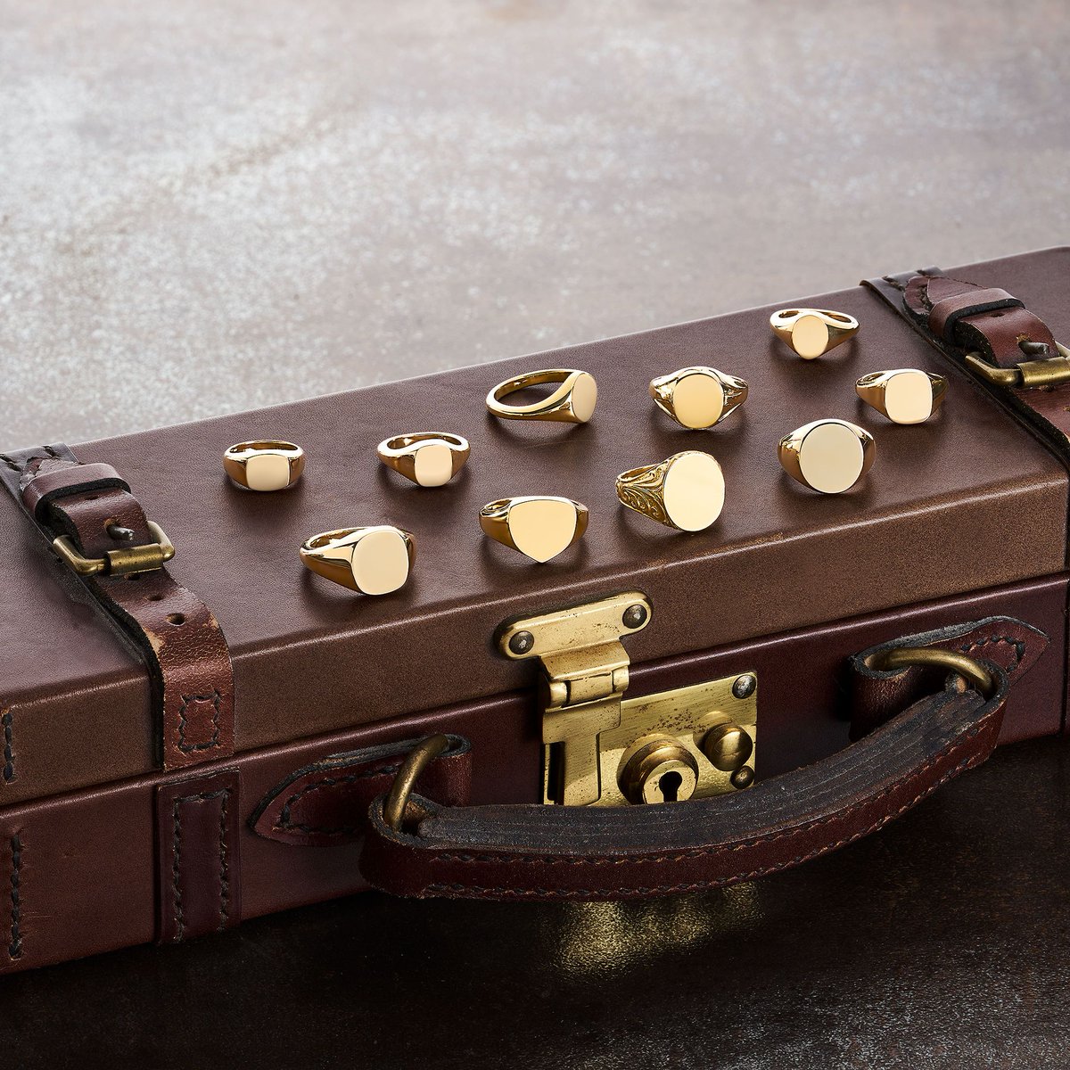 deakin_francis's tweet image. Make Father's Day truly exceptional with an extraordinary present courtesy of Deakin &amp;amp; Francis. 

Visit our website to learn more

#DeakinandFrancis #Signetring #goldsignetring #Fatherday #giftsfordad #menstyle #Luxurylife #fashionmen