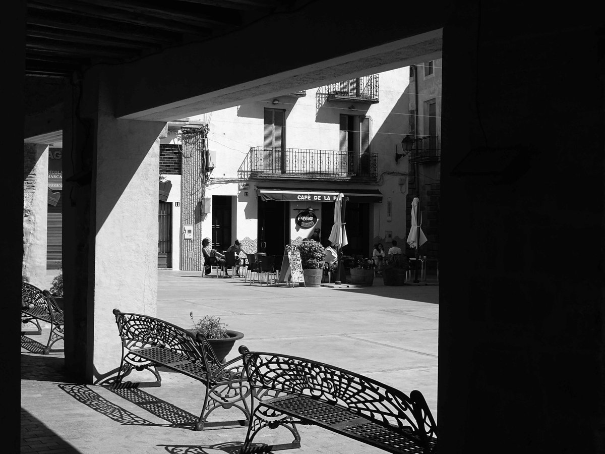 Finestra de plaça...Cornudella de Montsant #Cornudella #finestra #CornudellaDeMontsant #priorat #païsoscatalans #catalunya #landscapephotography #landscape #landscapes #landscape_captures #landscape_lovers #streetstyle #streetsphotography #street #bnw #bnwphotography #bnwmood