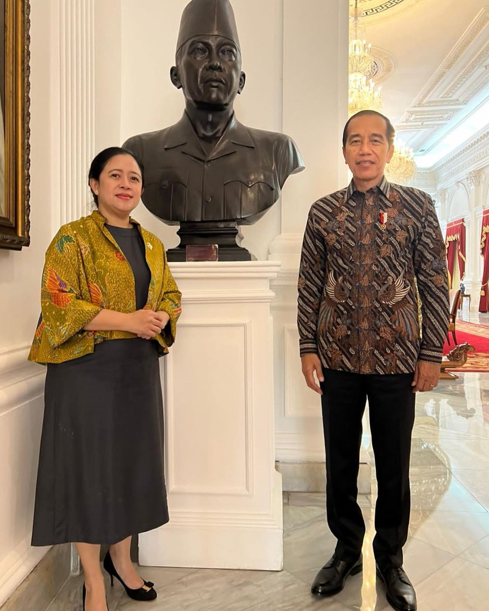 Menyempatkan berfoto di depan patung dada Presiden pertama RI Ir. Sukarno, di sela pertemuan dengan Presiden Joko Widodo @jokowi hari ini di Istana Merdeka, Jakarta 🇮🇩