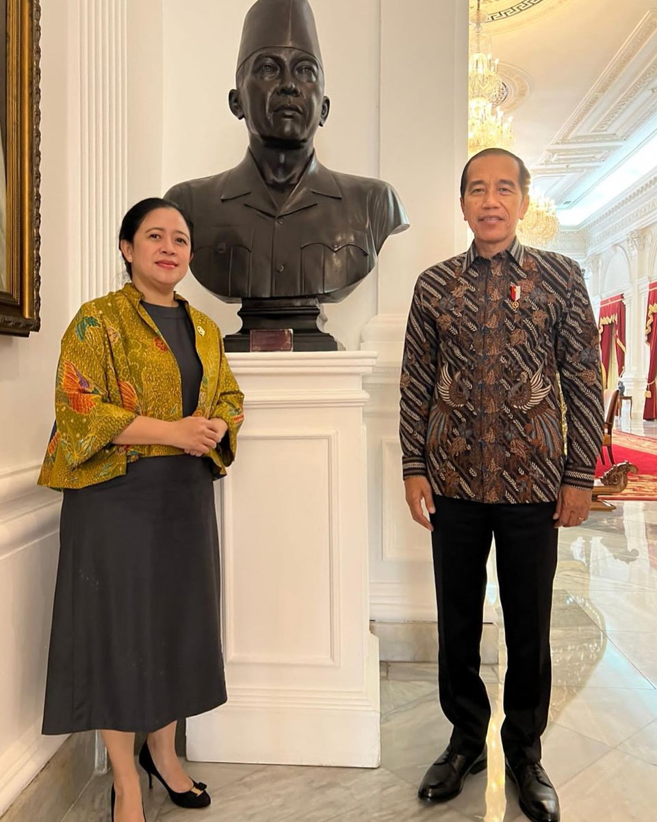 puanmaharani_ri's tweet photo. Menyempatkan berfoto di depan patung dada Presiden pertama RI Ir. Sukarno, di sela pertemuan dengan Presiden Joko Widodo @jokowi hari ini di Istana Merdeka, Jakarta 🇮🇩 https://t.co/dhXuLyEumU