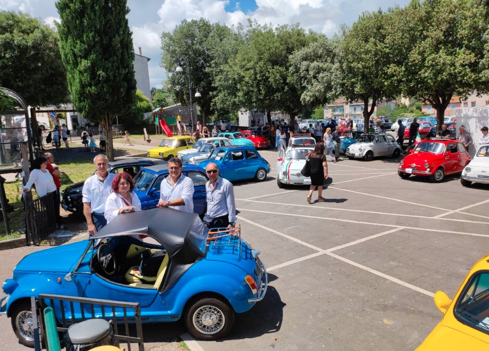 lextraweb's tweet photo. Vitorchiano, successo per il secondo Raduno Fiat 500 - https://t.co/Lzfd7U6Mc2 https://t.co/s81RbEUxjw