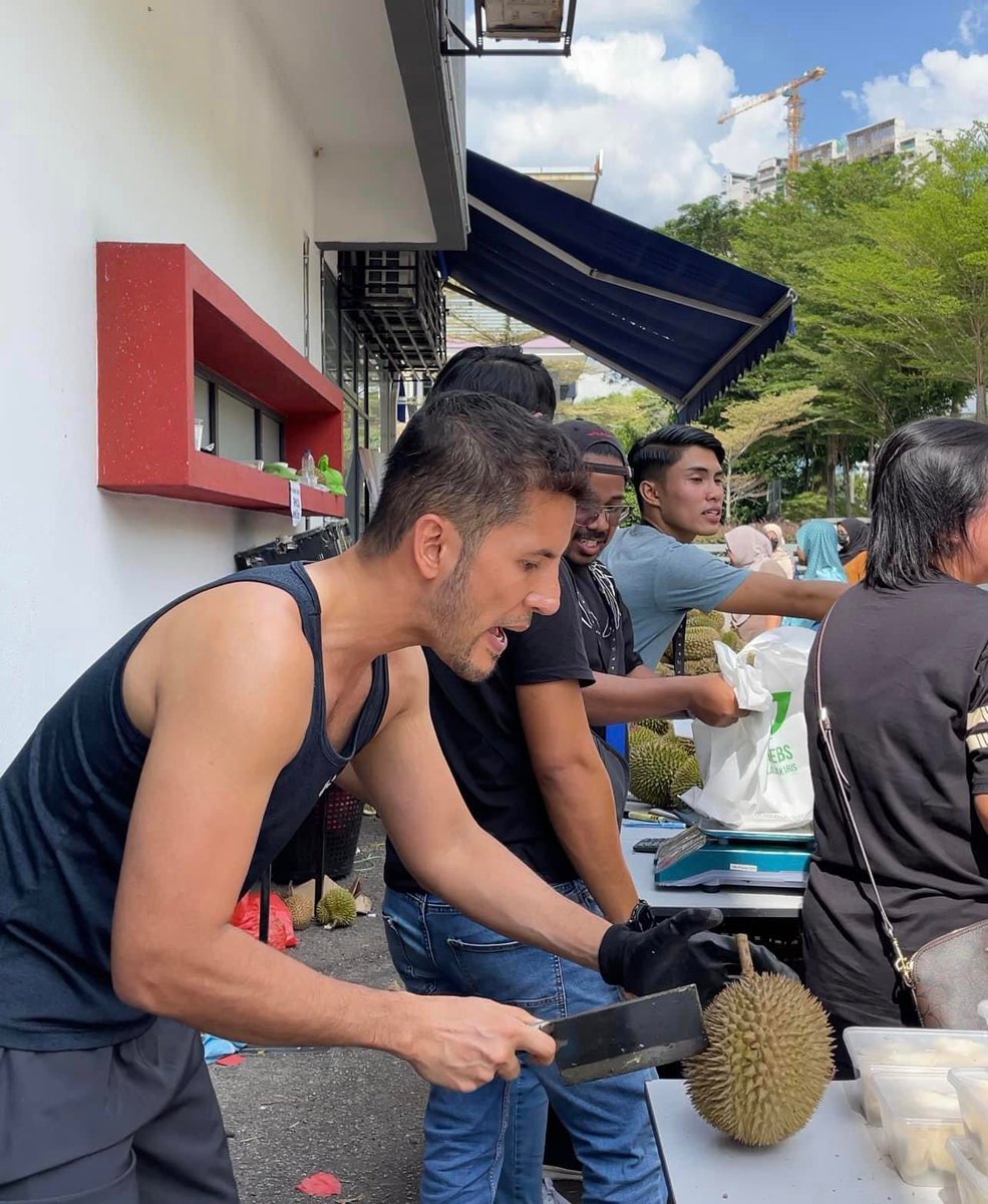 ohtweet's tweet photo. Jutawan kosmetik, Datuk Aliff Syukri kini sibuk menjual durian yang diambil dari kebun beliau sendiri. 

Ramai yang puji cara beliau berniaga kerana lebih kepada kepuasan. Menariknya durian yang dijual hanya RM5 sekilo. Siap bagi percuma untuk sesiapa yang nak rasa.

Kesimpulannya, watak Datuk Aliff di luar dan dalam media sosial berbeza. Sopan dan tidak terkinja-kinja.

📷 Nazril Azri