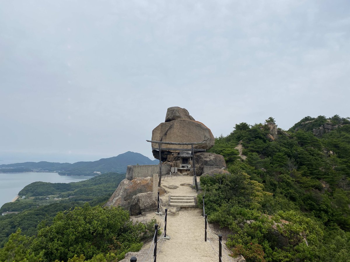 Traditional_Apt's tweet photo. ＼重岩(小瀬石鎚神社)／

香川観光にはかかせない小豆島🫒

土庄町にある小瀬石鎚神社（別名：重岩）はその名前からもわかる様に、西日本最高峰の石鎚山系列神社です。

頂上にある小瀬石鎚神社の御神体は重ね岩と言われる岩🪨

小豆島一のパワースポットして人気の場所です

https://t.co/pWv0gYn1aw https://t.co/4kyay7U1iY