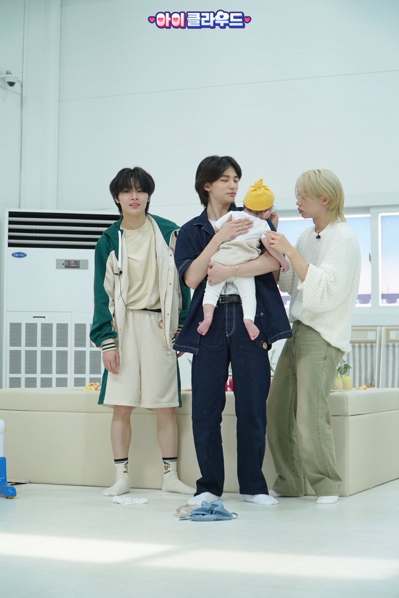 skzinfoespmx's tweet photo. Fotos de Hyunjin, Felix e I.N con el pequeño bebé Rowoon 🩶 https://t.co/gJNEqyMcRL