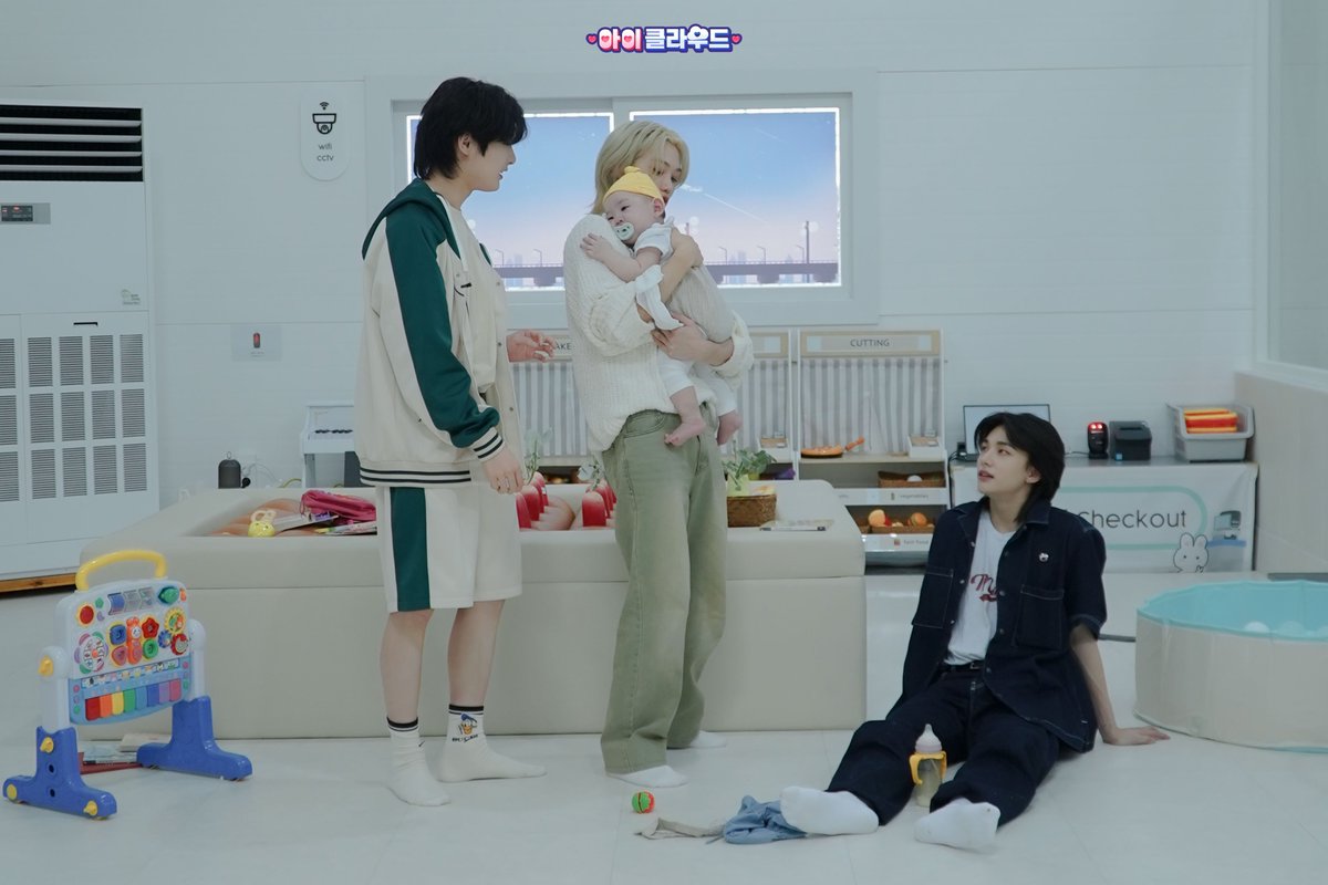 skzinfoespmx's tweet photo. Fotos de Hyunjin, Felix e I.N con el pequeño bebé Rowoon 🩶 https://t.co/gJNEqyMcRL