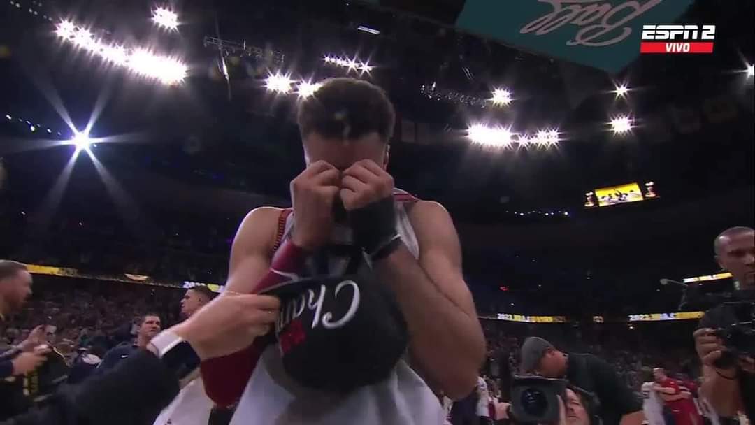 Alfred_Castilla's tweet photo. Lágrimas de un jugador que se recuperó de una aparatosa lesión y justo al año que regresa queda campeón.
 ¡Que grande eres Jamal Murray!
#NBA #NBAPlayoffs https://t.co/VgM2mFcNgk