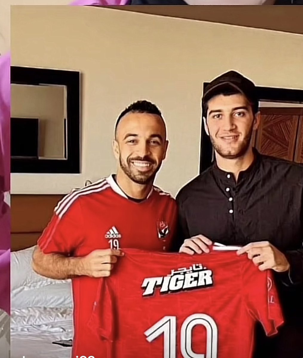 MAHERFARW's tweet photo. سيف  محمد ابوتريكه بيقول انه حقق حلمه واتصور مع لاعبه المفضل !!!!؟؟؟
ياعم سيف اي مشجع ولاعب اهلاوي حلمه انه يتصور مع ابوتريكه ( ابوك)بما فيهم افشه نفسه https://t.co/dvNycw8yHK