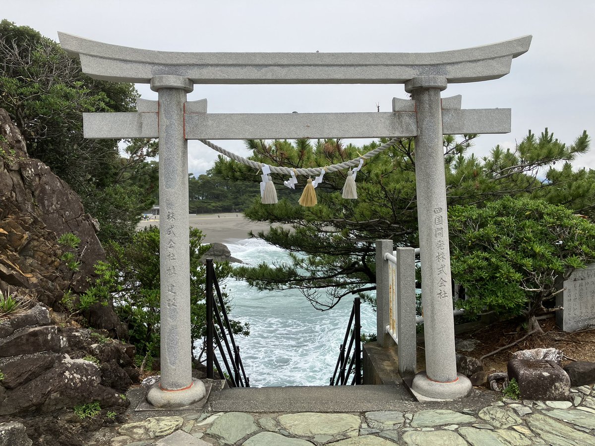 kobayashi_guide's tweet photo. Katsurahama is a beautiful beach facing the Pacific Ocean and it has been famous as the place to watch moon. It is one of the most famous sightseeing spots in Kochi. #kochitrip #visitkochijapan #ilovebeach #kochiguide #Japanbeach #katsurahama #sakamotoryoma #高知桂浜 #坂本龍馬 https://t.co/QDFph08lP0