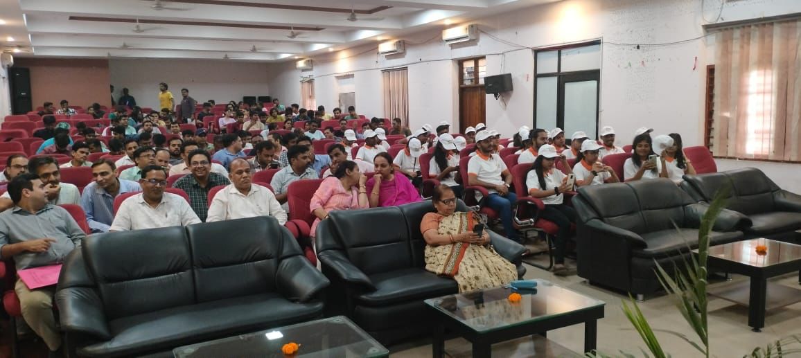 AICTE_INDIA's tweet photo. #YuvaSangam (Phase II): NIT Raipur organized a flag-off ceremony to Nagaland, graced by Hon' MP Shri. Sunil Soni and Dr. NV Ramana Rao, Director NIT Raipur, to mark the departure of  45 Youths from various educational Institutions of Chhattisgarh, aimed at fostering cultural and educational exchange.
@NITRaipurAlumni @NagaLandNit
Like and Follow @AICTE_INDIA for regular updates. #EkBharatShreshthaBharat