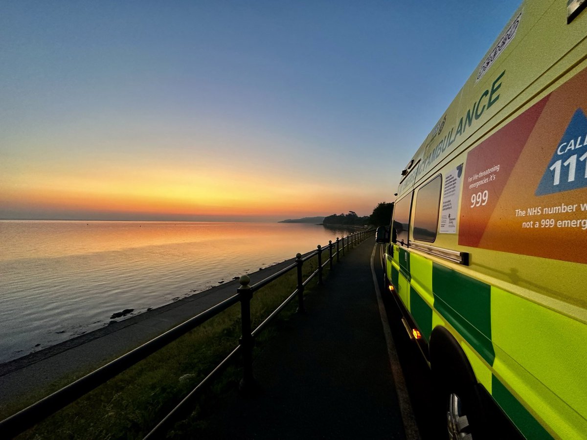 Had to get out the cab as my cremate kept reminding me he had 2wks A/L now 😂🙈. Oh and to take this picture of the cracking sunrise at 0430 this morning whilst RTB.
<a href="/IOWNHS/">Isle of Wight NHS Trust</a> <a href="/OFFICIALIOWAS/">Isle of Wight Ambulance Service</a>