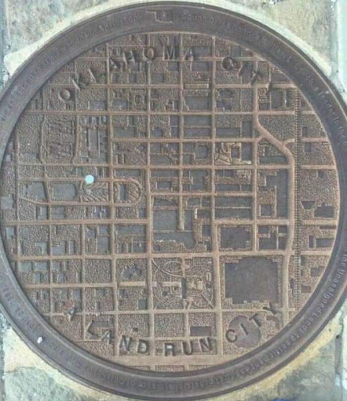 Curiosidades ➡ Las alcantarillas de Oklahoma City son mapas de la zona en las que su ubicación se representa con un botón plateado #dimartsurbans
FindelBl⭕c

#arquitectura #architecture #archilovers #design #diseño #galicia #pontevedra
