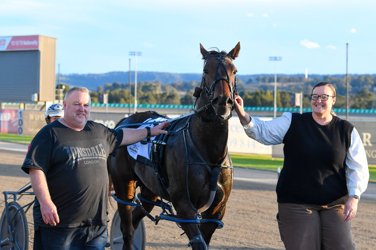 Nick Of Time NZ provides Dean & @kezzamc14 McDowell and Lleyton Green with a double for the day as he takes out the Wards Accounting Group Pace in a mile rate of 1.53.7.🥇👏

#ClubMenangle @HRNSW_Harness @Bagley05
