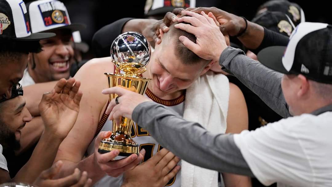 Alfred_Castilla's tweet photo. 🚨Los Denver Nuggets  consiguen el primer título de la franquicia tras derrotar 4-1 a Miami Heat!🔥

Nikola Jokic el mejor jugador del mundo
28 PUNTOS con 16 REBOTES y lanzó para un salvaje 12-16 ¡no es humano!🤯

¡2 MVP, 1 campeonato y 1 MVP de final a sus 28 años de edad!
#NBA https://t.co/iH9f99udri