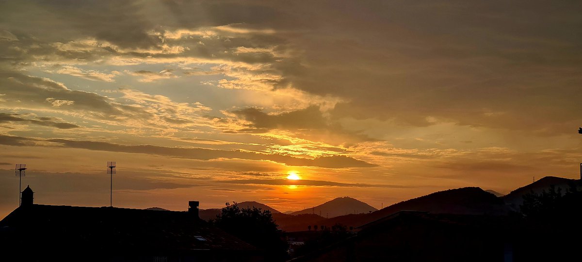 així començava el dia fa una estona 😎
#bondia #masrampinyo #sortidadesol #clouds #sunup #miranelcel #eltemps #muntanyes #catalunya #natura #nuvols #lovenature  #eltempstv3 #elmeupetit_pais #sol #clikcat #montcadaireixc #raconsdecatalunya #primavera #catalunyaexperience