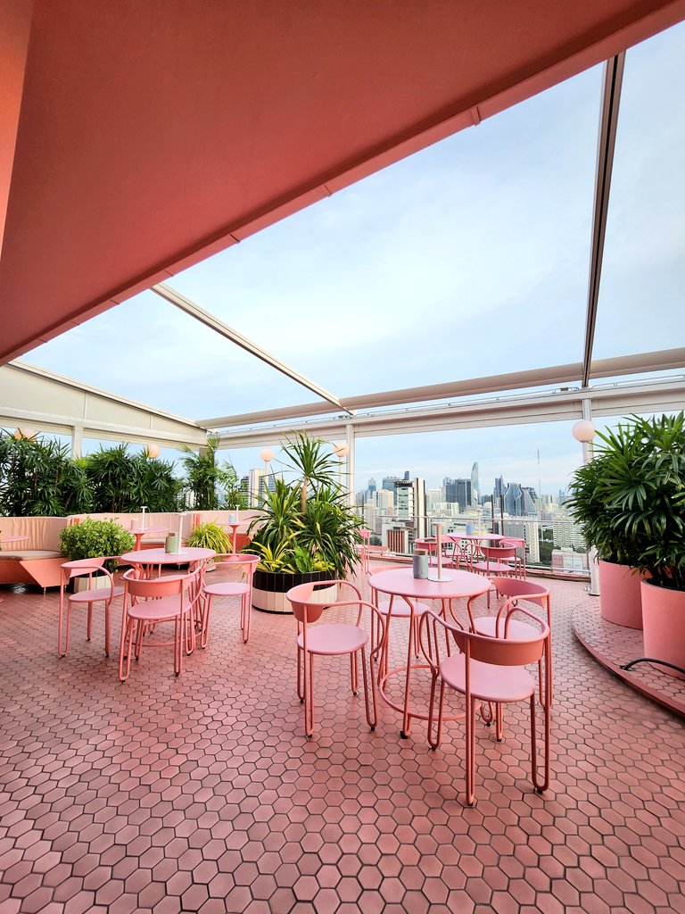 jagiya28's tweet photo. Segue lang tayo saglit bcoz sayang ang pics LOL but look at this rooftop bar ‼️‼️  aesthetics ba kamo?? https://t.co/CF7JDKKQNa