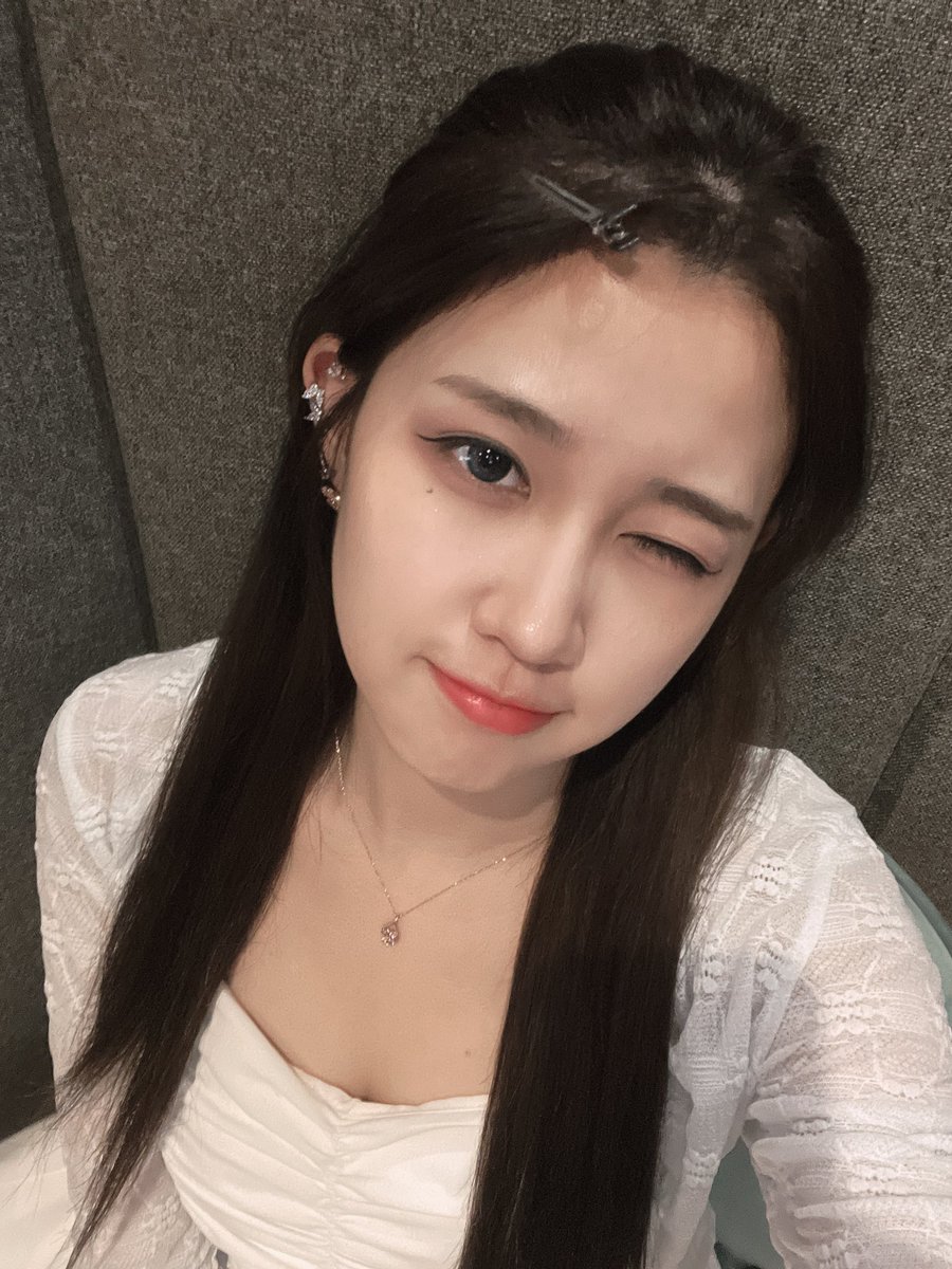 #아라 
온리원ㅠㅠㅠ
드디어 우리도 소통 더 많이 할 수 있어여!!!!🍀🤭
오늘부터 버블 오픈하니까아 많이많이 얘기하쟝ㅎㅎ💗
그동안 여기에서 많이 얘기 못해서 너무 아쉬웠어요😭
앞으로 더 재밌게 놀아보쟈궁💓