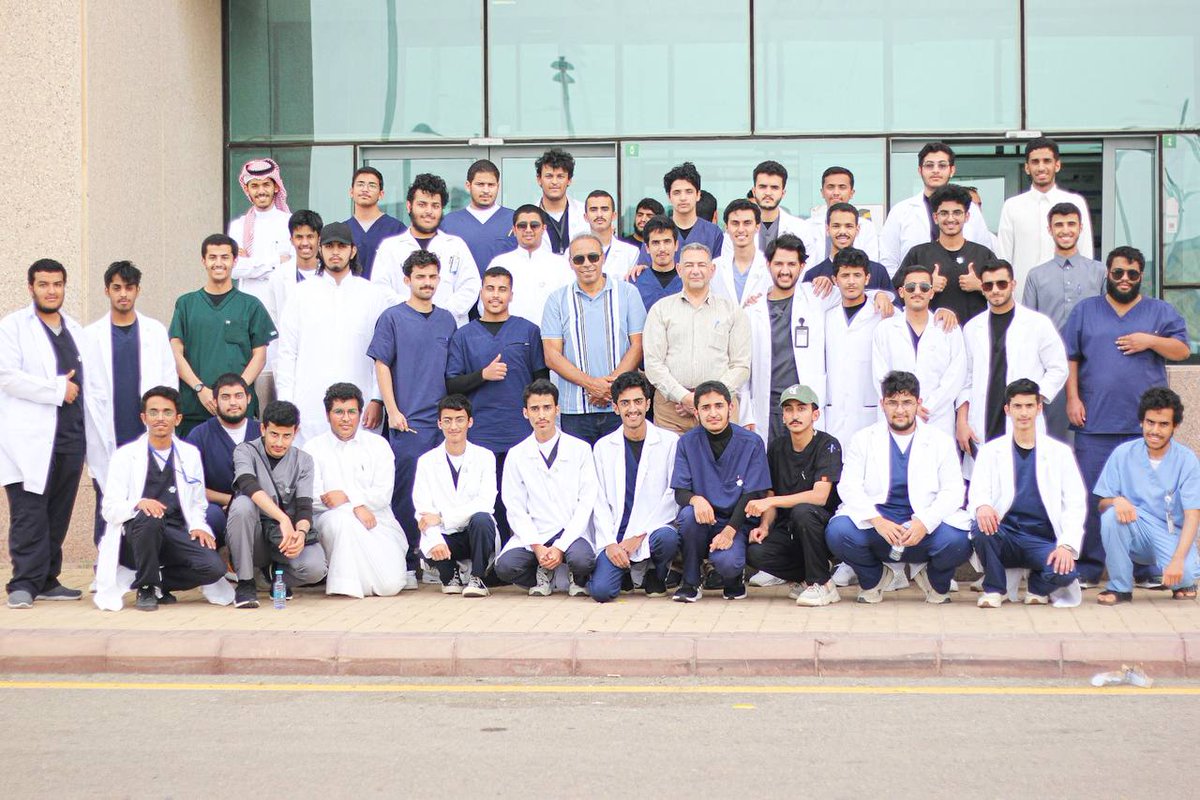 BuMed444's tweet photo. بفضل الله انتهت اول سنه دراسيه لنا في كلية الطب ، سنه دراسيه طويله تعبنا فيها واجتهدنا وسهرنا الليالي حتى نبلغ العلا ، واجهنا فيها الموديول الاكبر في كلية الطب " موديول البريمد " والحمدلله هانحن ذا قد انتهينا منه وعسى ان نستبشر فيه بالدرجات العلا🤍🤍. https://t.co/Bfnp4P0T2i