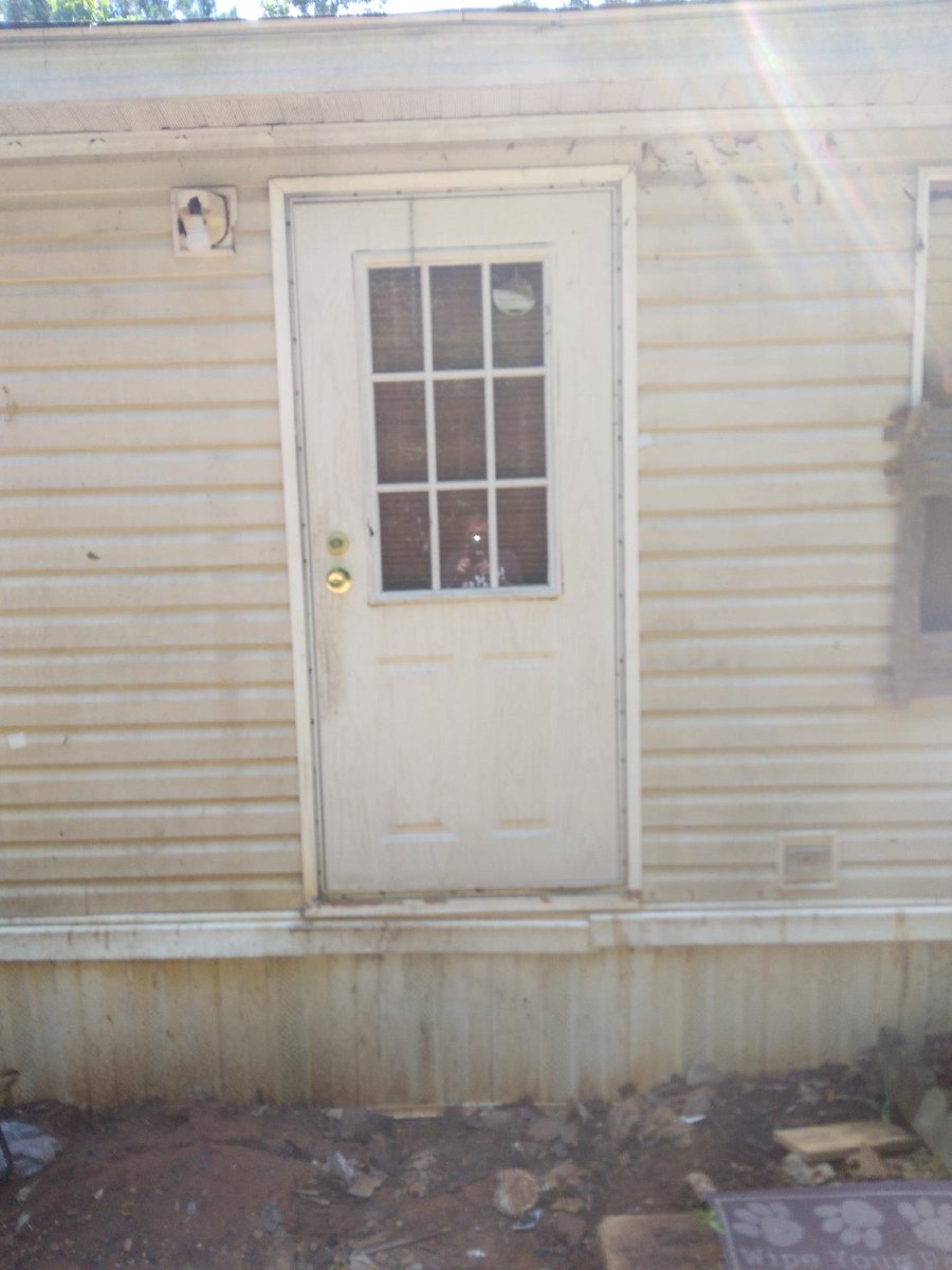 AngelaMillerCom's tweet photo. @GMcDonaldTV @GMcDonaldTV My husband keeps screaming "Reporting from Selma, George McDonald Channel 8 news". He says you investigate what happens in Selma. We need your help! #illegalevictions #foreclosures #thiefs #montgomerymafia Please please take our story. Inboxing you. https://t.co/WDqC6UTL1m