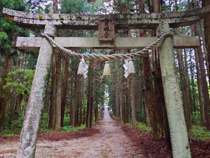この洞穴を御神体とする日咩坂鐘乳穴神社 空海が三尾寺の鎮守としてイザナギ・イザナミの神を招いて祀り、洞穴がある山の頂きに当社を創建した(明治期に現在地に遷座)と伝えられるが、 それ以前より大国主命から当地を譲られた長者が、住民らと共にこの洞穴を神として祀っていたと云われる