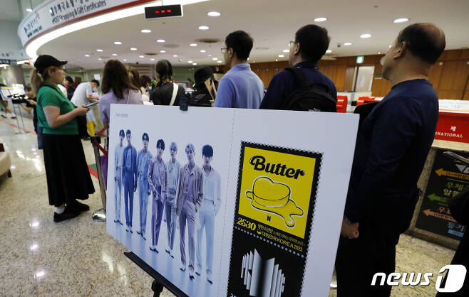 cestlavie9090's tweet photo. And when I tell you @BTS_twt are on another level of their own. People are queuing up to buy BTS commemorative stamps, family bringing their children to exhibition where Bangtan suits are being showcased. It's national day at this point in SK. 

#BTS10thAnniversary #2023BTSFESTA https://t.co/ia4ZavnFBc