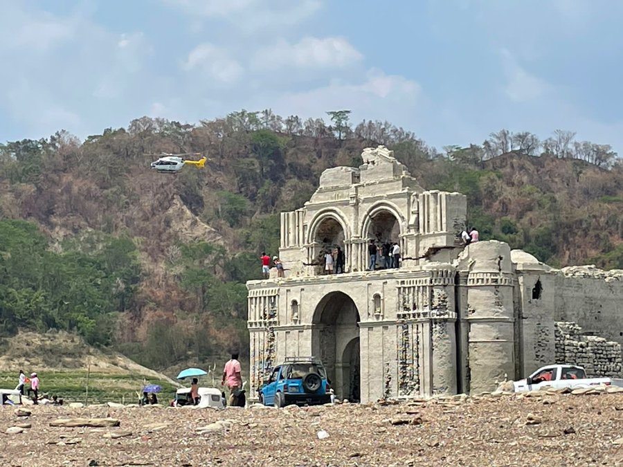 jccalymayor's tweet photo. Increíbles postales de la Iglesia de #quechula sumergida en la presa de Mal Paso desde donde Chiapas genera energía al país. Hoy accesible a sus visitantes que llegaron en carro. Se trata de un santuario religioso edificado entre 1564 y 1606. Gracias @isain por compartir !! https://t.co/dSk73uwTnc