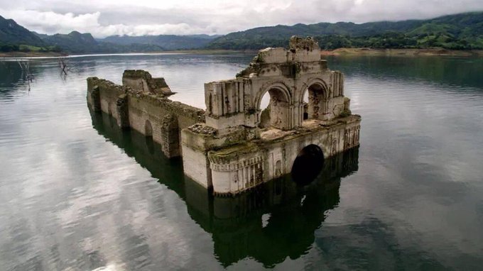 jccalymayor's tweet photo. Increíbles postales de la Iglesia de #quechula sumergida en la presa de Mal Paso desde donde Chiapas genera energía al país. Hoy accesible a sus visitantes que llegaron en carro. Se trata de un santuario religioso edificado entre 1564 y 1606. Gracias @isain por compartir !! https://t.co/dSk73uwTnc