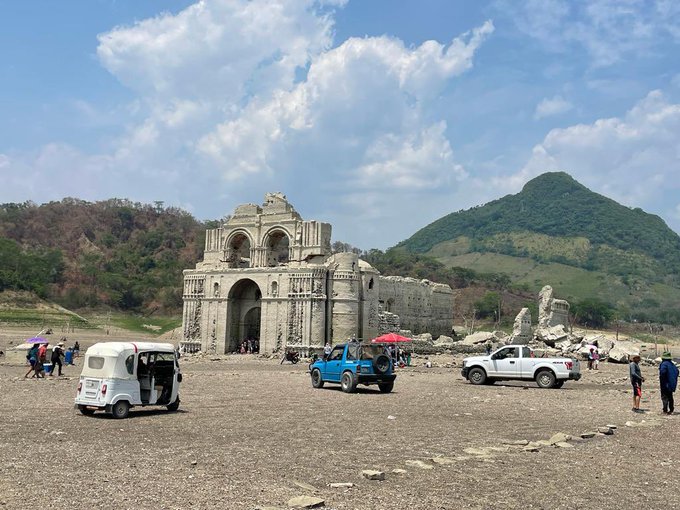 jccalymayor's tweet photo. Increíbles postales de la Iglesia de #quechula sumergida en la presa de Mal Paso desde donde Chiapas genera energía al país. Hoy accesible a sus visitantes que llegaron en carro. Se trata de un santuario religioso edificado entre 1564 y 1606. Gracias @isain por compartir !! https://t.co/dSk73uwTnc