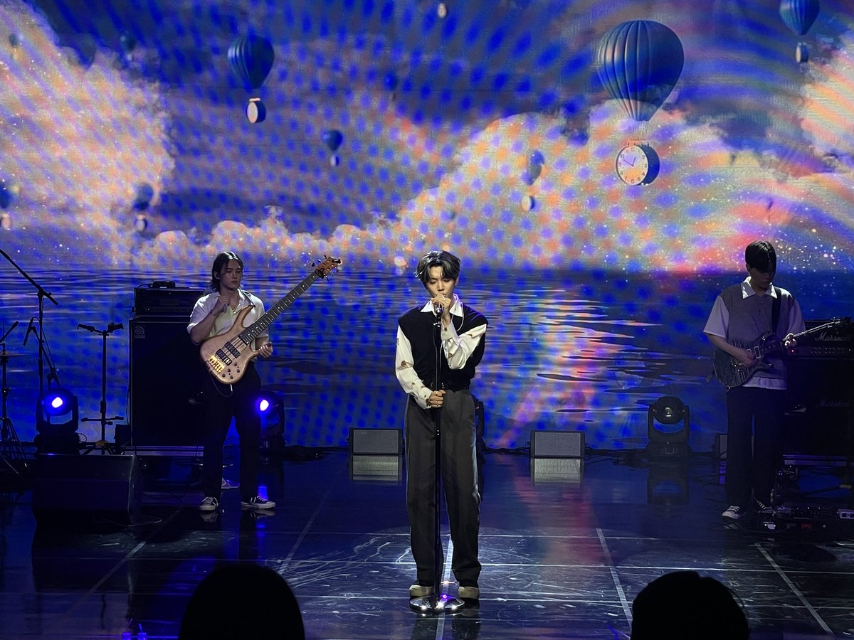 Kpop_Herald's tweet photo. [Showcase] @REN_BPM of @NUESTNEWS performs the sidetrack "Lullaby" for the firt time on stage! "This song is perfect to tune into right before going to sleep. It's a lullaby that I wanted to give as a gift to my fans," said Ren. #REN #NUEST #Rendezvous https://t.co/glpFDSiAMk