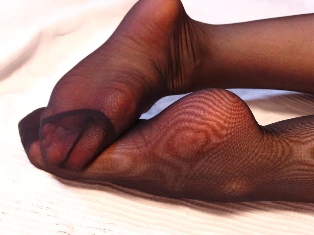 Lady_Hot_Lisa's tweet photo. Na ihr Nylon und Fußlover!!! Was würdet ihr dafür tun, meine heißen Nylonsfüße in den Händen zuhalten. Oder soll ich euch sie schön ins Gesicht drücken😉😉😉👌🏻 https://t.co/67EkFm8bYP