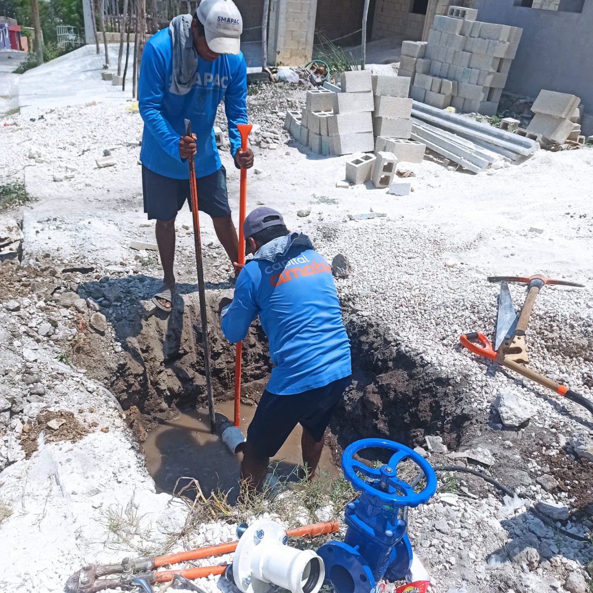 smapacampeche's tweet photo. Personal del #SMAPAC realizó trabajos de cambio de válvula de 3" y construcción de caja de registro para la misma📍, en la calle 14 entre 3 y 5 de la colonia #Esperanza, con el fin de ayudar y cuidar el manejo eficiente del suministro de agua en sector. 

#AlcaldíadeCampeche✨ https://t.co/JlZChHoLar