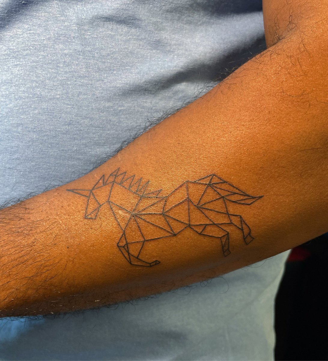 Lil geometric dude for Jamail the other day. 
#UnicornSpotted #tattoo #geometric #radtats #artist