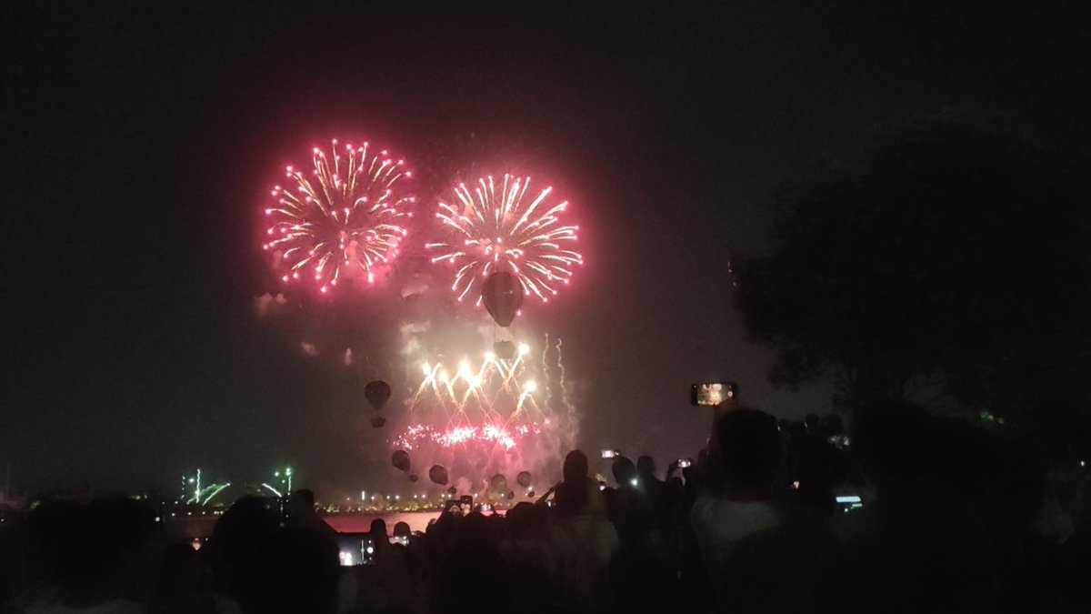 inin_yy's tweet image. picrture taken by Me (left) vs others (right)😂😂😂
#fireworkshow #fireworkdisplay #Jiangxi #Nanchang