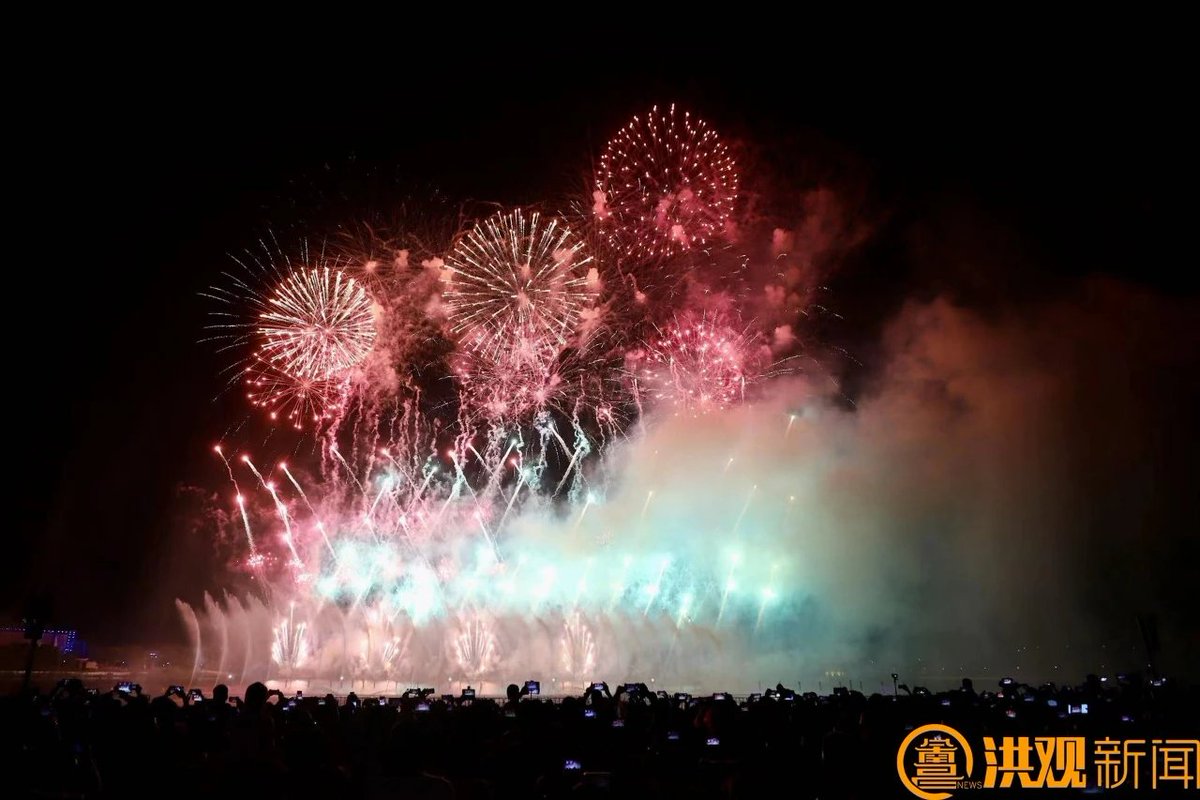 inin_yy's tweet image. picrture taken by Me (left) vs others (right)😂😂😂
#fireworkshow #fireworkdisplay #Jiangxi #Nanchang