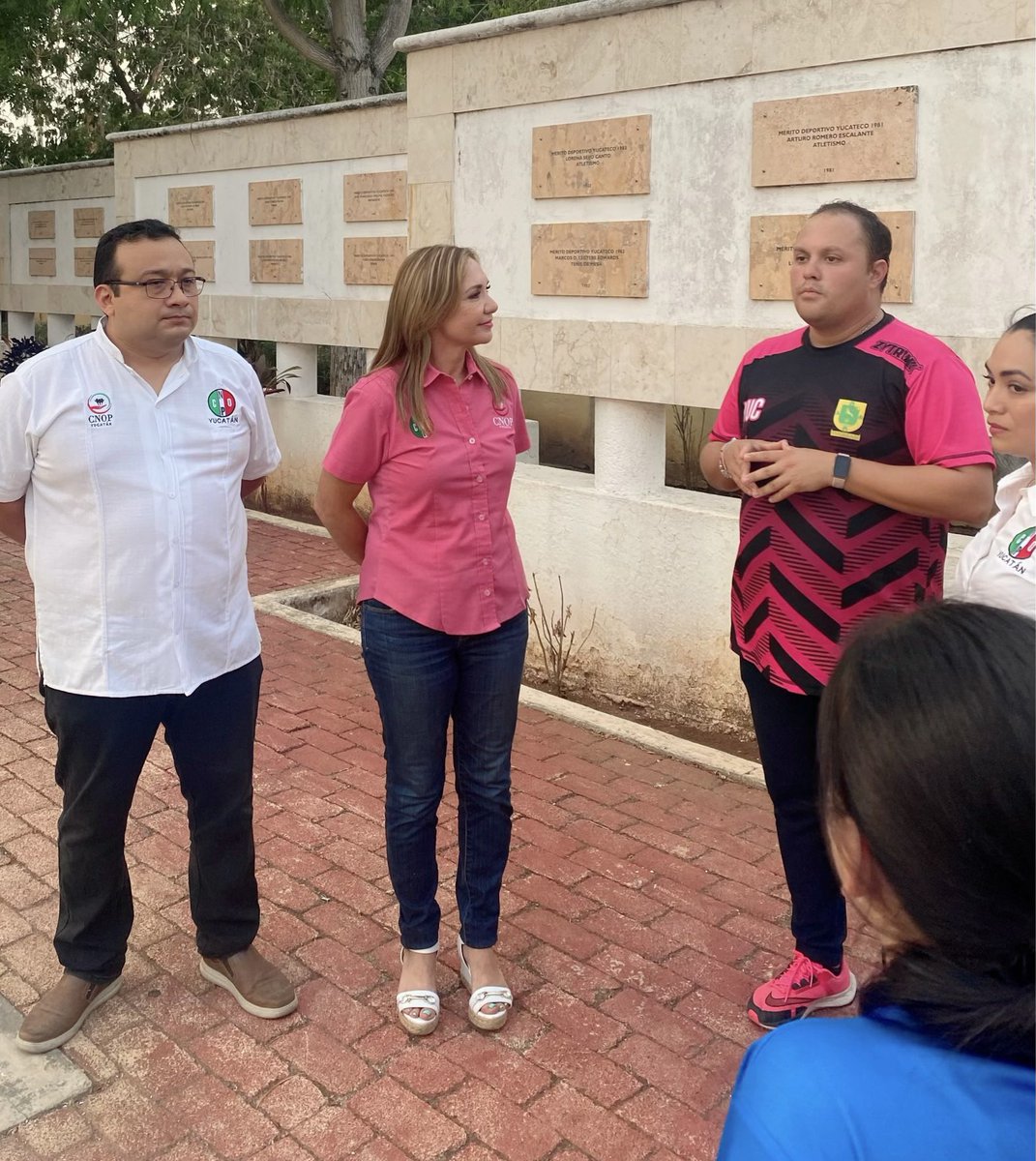 karlarfb13's tweet photo. Hoy conocí a Eli, una joven  deportista Atleta paralímpica de 13 años, con Discapacidad Motriz.
Para alcanzar su sueño en los paranacionales 2023 la apoyamos con una silla de ruedas, acompañada de la Secretaria de personas con Discapacidad Dra. Irene Suárez ♿️ https://t.co/FeYUOuQ0HI