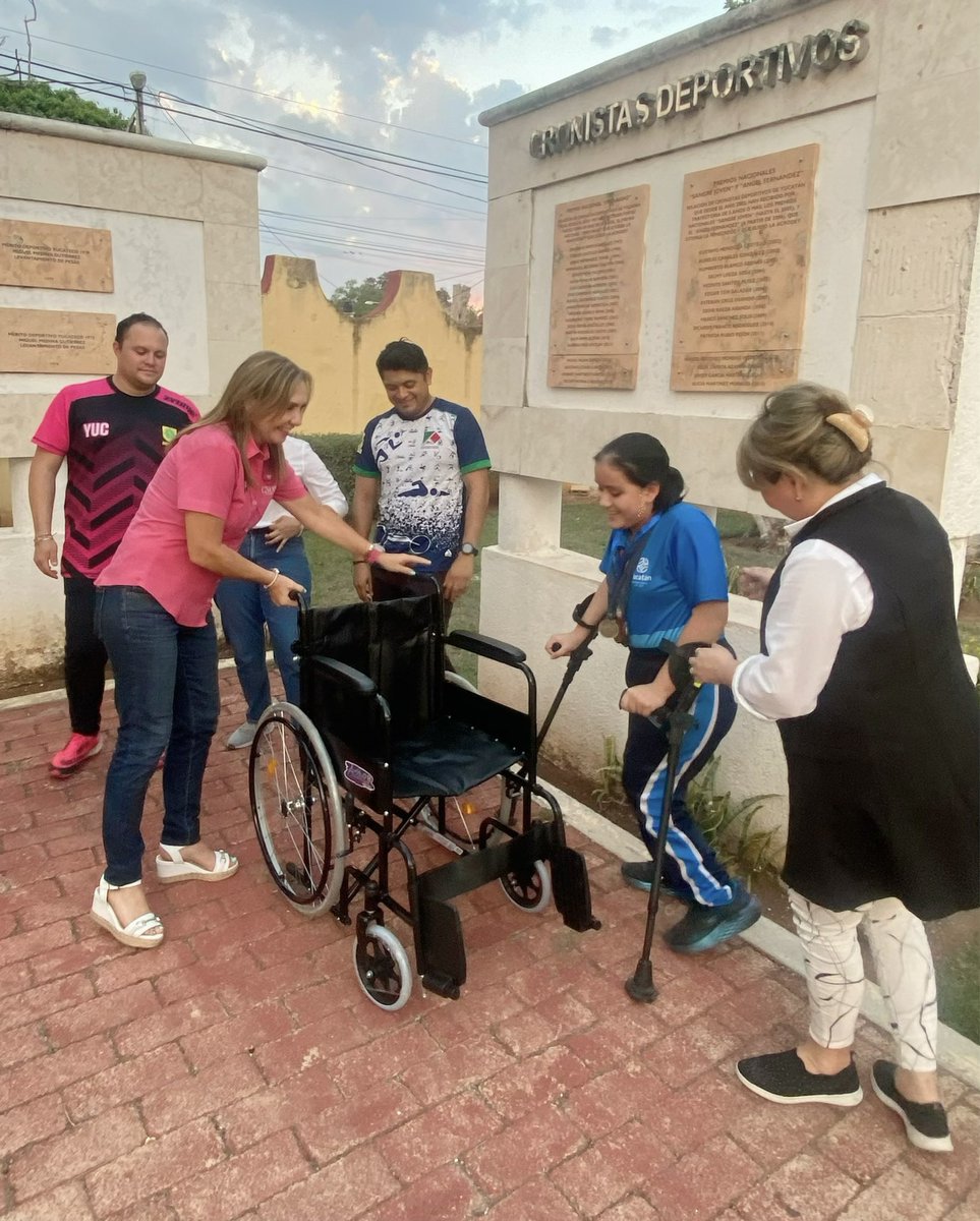 karlarfb13's tweet photo. Hoy conocí a Eli, una joven  deportista Atleta paralímpica de 13 años, con Discapacidad Motriz.
Para alcanzar su sueño en los paranacionales 2023 la apoyamos con una silla de ruedas, acompañada de la Secretaria de personas con Discapacidad Dra. Irene Suárez ♿️ https://t.co/FeYUOuQ0HI