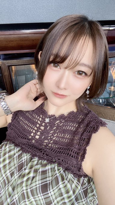 久々にエクステ外したらだいぶ髪伸びてたﾜｧ───ヽ(*ﾟ&forall;ﾟ*)ﾉ───ｲ 右が伸ばしだす前。  エクステのロング気に入ってるからまたつけると思ってカットはしないでおいた&hellip;数日だけ伸び散らかったまま生活するんだ&hellip;🥲<a href="/tag/%E3%83%84%E3%82%A4%E3%83%B3%E3%83%86%E3%83%BC%E3%83%AB%E3%81%AE%E6%97%A5"class="tags"><span>#ツインテールの日</span></a><a href="/tag/2%E6%9C%882%E6%97%A5"class="tags"><span>#2月2日</span></a>