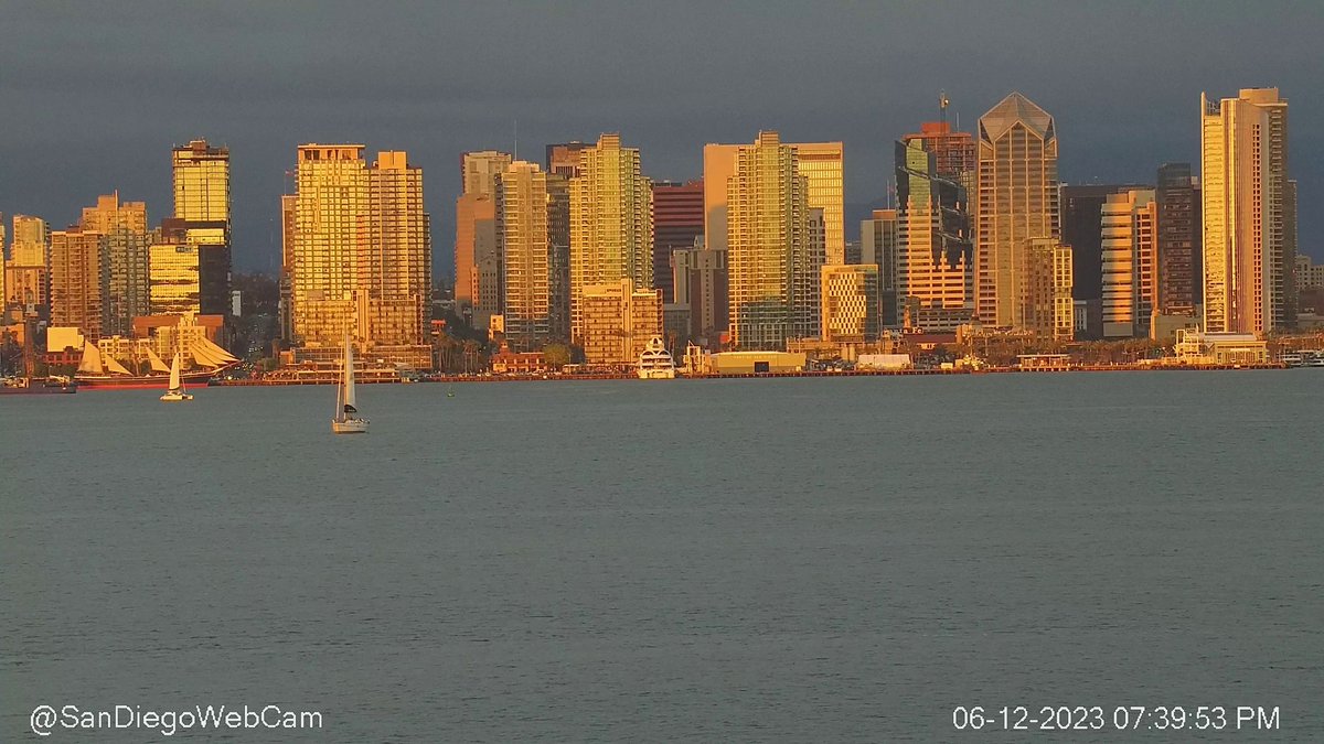 I am 82% sure I saw a naval vessel near San Diego. Follow along: youtube.com/watch?v=fFj4wn…, credit to <a href="/SanDiegoWebCam/">San Diego Web Cam</a>