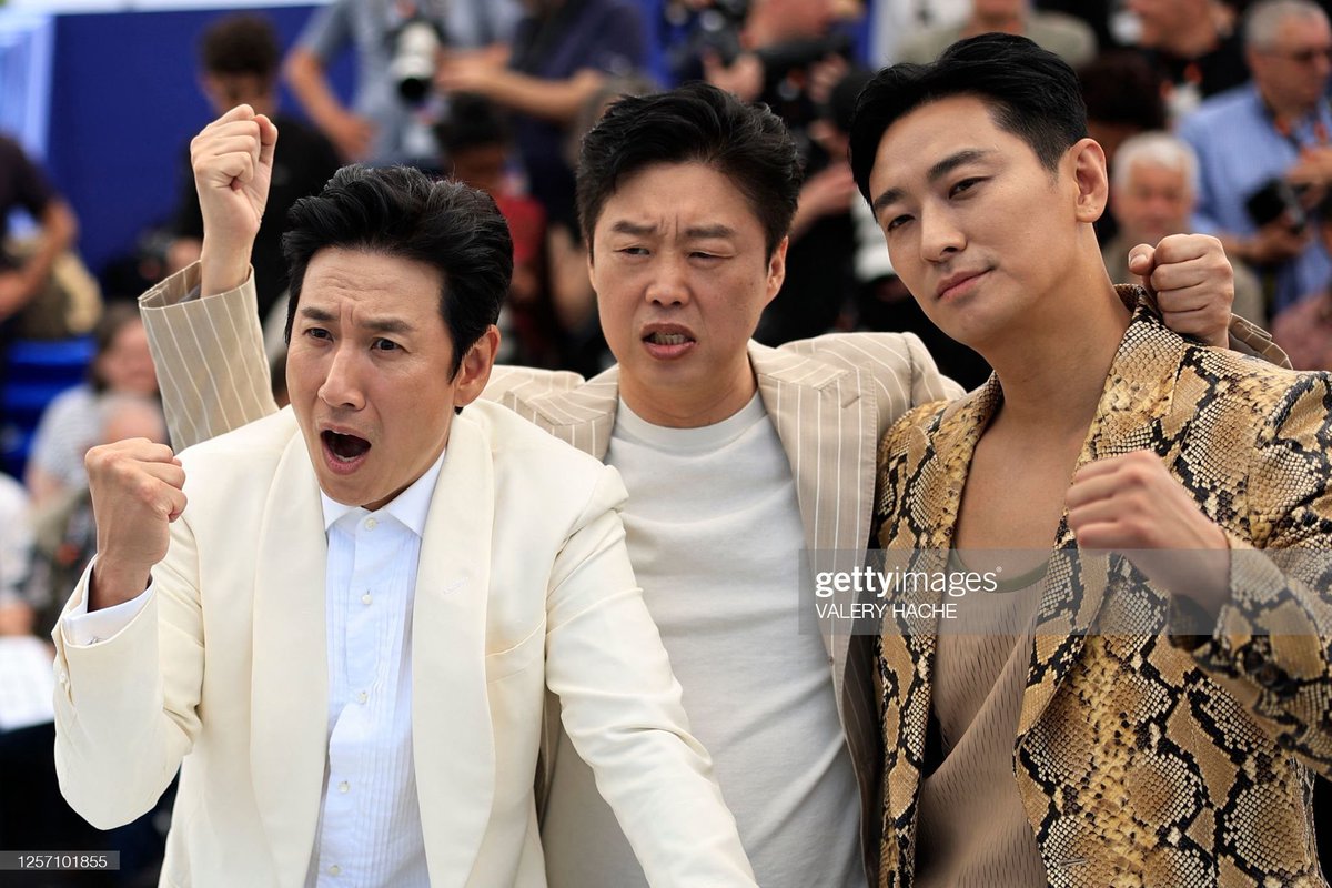 jjuneec's tweet photo. 왼쪽 두 분은 화가(?) 많이 나셨는데 주쥰만 홈자 차분인 게 너무 웃음 포인트임 https://t.co/vhM1XF16Cd
