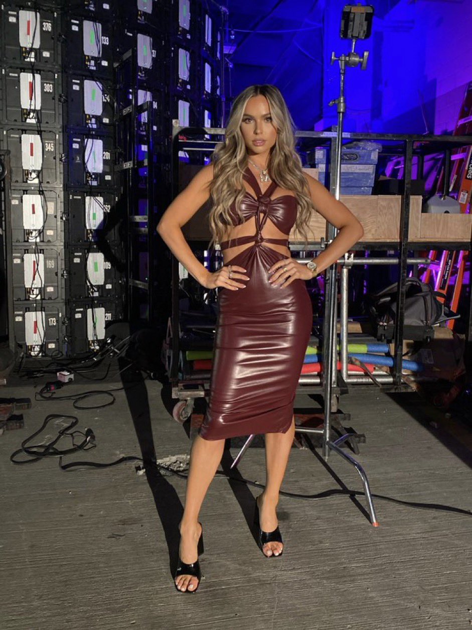 Ronda Rousey Praises WWE Raw Superstar For “Making A Singlet Sexy” 2