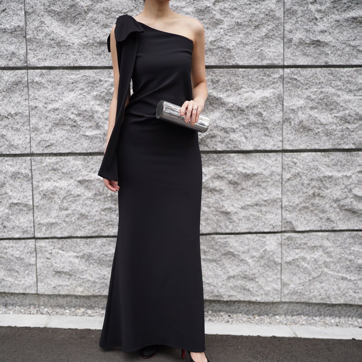 肩にリボンがあしらわれた、タイトなワンショルダーブラックドレス。ウエスト部分は少し高めの位置でドレープデザインになっており、身体のラインを美しく見せてくれます。

Dress #yokochan
#ヨーコチャン

the-dress.co/products/detai…