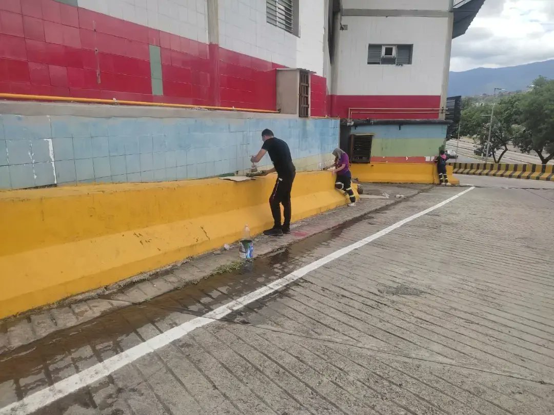 LaBanderaCCS's tweet photo. Como parte de las labores de mantenimiento y rehabilitación del Terminal La Bandera, este domingo avanzamos en labores de pintura de paredes en el área de acceso vehicular.
#IranYVenezuelaUnidas 
@gestionperfecta 
@AlcaldiaDCcs 
@gallegosmatos 
@gabinete_ccs https://t.co/2zkuJumZJ6