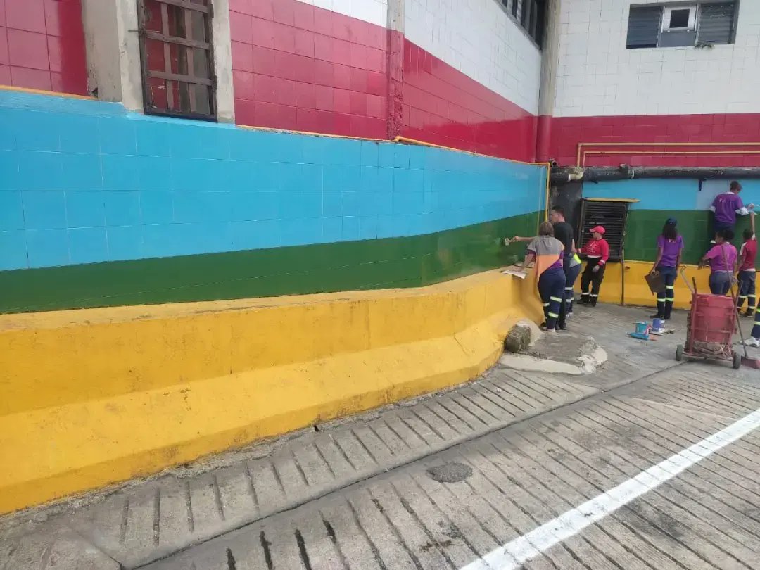 LaBanderaCCS's tweet photo. Como parte de las labores de mantenimiento y rehabilitación del Terminal La Bandera, este domingo avanzamos en labores de pintura de paredes en el área de acceso vehicular.
#IranYVenezuelaUnidas 
@gestionperfecta 
@AlcaldiaDCcs 
@gallegosmatos 
@gabinete_ccs https://t.co/2zkuJumZJ6
