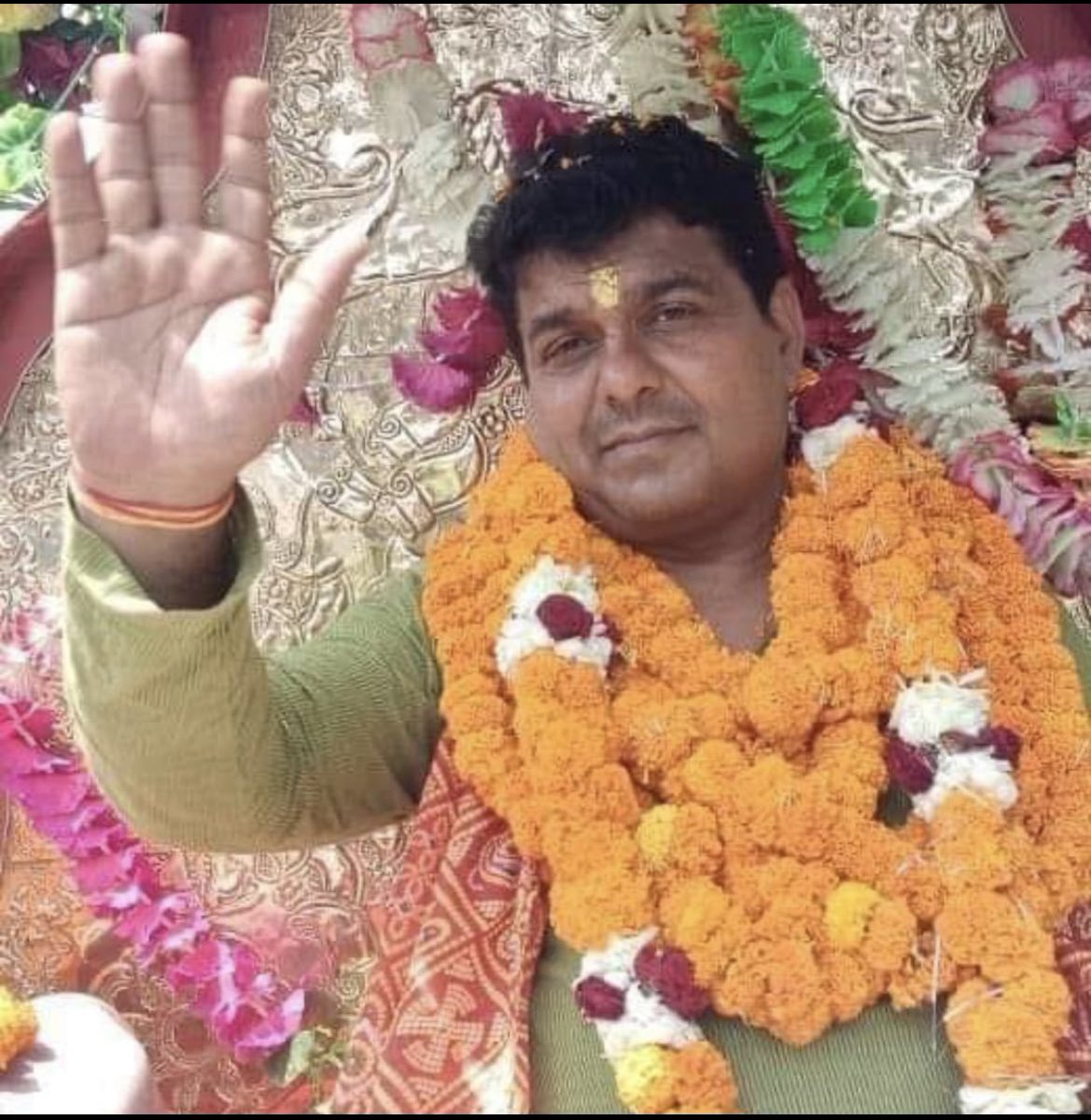 पेंशन रथयात्रा की सबसे मार्मिक तस्वीर
बन्धु नहीं ये आंधी हैं,
पुरानी पेंशन के गांधी हैं।।
माना कि दूर किनारा है,पर हमने कब स्वीकारा है।
जो लगातार चलते रहते हैं, निश्चय मंजिल पाते हैं।।
लेकर रहेंगे लेकर रहेंगे पुरानी पेंशन लेकर रहेंगे।
#NPSनिजीकरणभारतछोड़ो_यात्रा
<a href="/vijaykbandhu/">Vijay Kumar Bandhu</a>