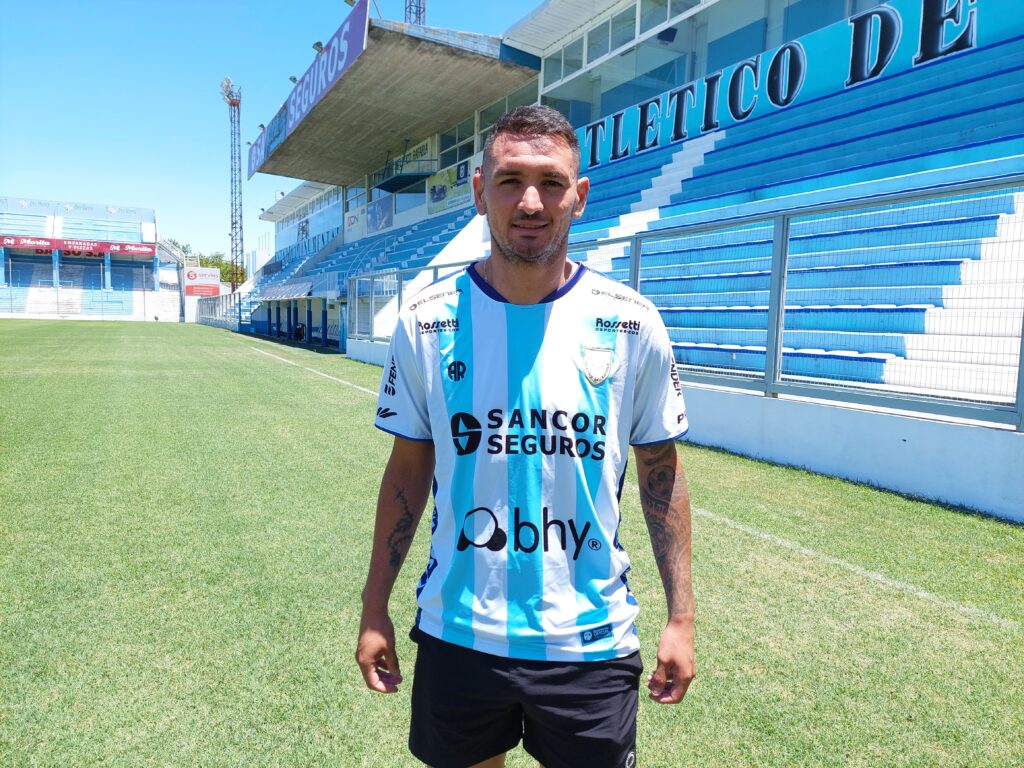 #ChacoForEver Me llega información desde la Perla Santafesina que por estas horas se está desvinculando de #AtléticoRafaela el centro delantero chaqueño Gonzalo Ríos y podría transformarse en refuerzo del negro en las proximas horas.