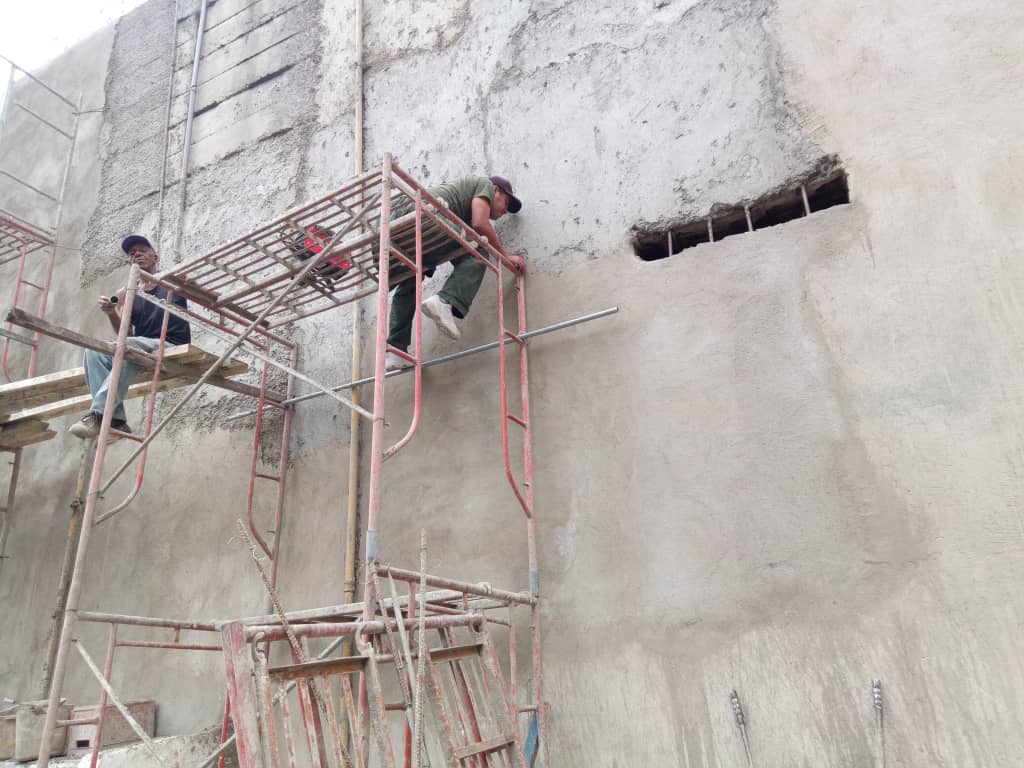 LaBanderaCCS's tweet photo. #12Junio Continuación de los trabajos de adecuación del área de salida vehicular del Terminal La Bandera.
Rehabilitación del muro perimetral forman parte del mantenimiento que se realiza diversos espacios de nuestras instalaciones. 
#IranYVenezuelaUnidas 
@gestionperfecta https://t.co/L2TKttFkC0