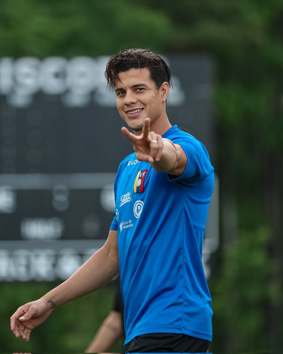 SeleVinotinto's tweet photo. 𝐒𝐢𝐞𝐦𝐩𝐫𝐞 𝐕𝐈𝐍𝐎𝐓𝐈𝐍𝐓𝐎 ✌🏻😁🇻🇪 https://t.co/Skvjc7oXIV
